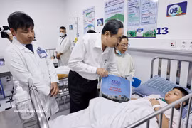 Le président de l’Assemblée nationale rend visite aux enfants hospitalisés à Ho Chi Minh-Ville. Photo: VNA