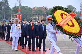 Les dirigeants rendent hommage au Président Hô Chi Minh et aux Héros morts pour la Patrie, à l'occasion du 50ᵉ anniversaire de la Libération du Sud et de la Réunification nationale. Photo: VNA