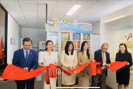 La vice-ministre Lê Thi Thu Hang, l'ambassadeur du Vietnam en Australie Pham Hung Tâm et le président de la VBAA, Trân Ba Phuc, ouvrent la bibliothèque vietnamienne. Photo: VNA