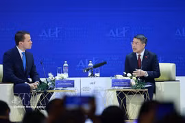 Le Premier ministre Lê Minh Hung (droite) et Stephan Mergenthaler, directeur général du Forum économique mondial (WEF). Photo: VNA