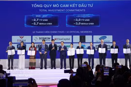 Le président du Comité populaire de Hô Chi Minh-Ville, Nguyên Van Duoc, remet le certificat de membre du Centre financier international du Vietnam à Hô Chi Minh-Ville aux 10 entités fondatrices. Photo : VNA
