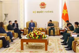Le général d’armée Phan Van Giang, membre du Bureau politique, vice-Premier ministre et ministre vietnamien de la Défense (droite), reçoit l’ambassadeur du Canada au Vietnam, James Nickel. Photo: nhandan.vn
