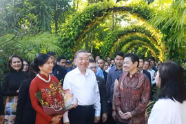 Le secrétaire général du Parti, Tô Lâm, et son épouse, et et le Premier ministre singapourien Lawrence Wong visitent le jardin botanique de Singapour (Singapore Botanic Gardens). Photo: VNA