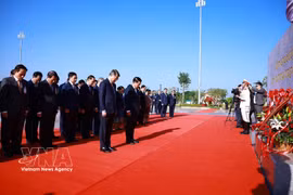 Le Premier ministre Le Minh Hung se rend, le 9 octobre au matin, au parc de l’Amitié Laos-Vietnam, à Vientiane, en compagnie de son homologue lao Saleumxay Kommasith. Les deux dirigeants déposent des gerbes de fleurs devant les monuments dédiés aux Présidents Ho Chi Minh, Kaysone Phomvihane et Souphanouvong. Photo: VNA