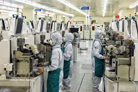 Chaîne de production de Hana Micron Vina, dans le parc industriel de Van Trung. Photo : VNA
