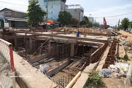 Le chantier de construction, avec la pose d’armatures métalliques et le coulage de béton recouvrant le canal souterrain, contribue à la collecte des eaux pluviales et à la lutte contre les inondations à Da Nang. Photo: VNA