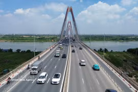 Le pont Nhât Tân – le plus grand pont à haubans du Vietnam enjambant le fleuve Rouge. Photo: VNA