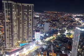 Nha Trang s’illumine à la nuit tombée, entre complexes résidentiels et infrastructures touristiques. Photo : VNA