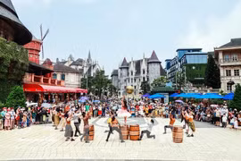 Les spectacles artistiques organisés dans les sites touristiques de Da Nang attirent un grand nombre d’habitants et de touristes. Photo: VNA