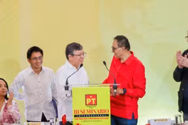 Un représentant du Parti du travail du Mexique (PT) félicite l’ambassadeur Nguyen Van Hai pour son discours. Photo : Ambassade du Vietnam au Mexique.