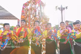 La Journée d’échanges culturels des communautés ethniques au Village culturel et touristique des ethnies du Vietnam attire un grand nombre de visiteurs. Photo : VNA