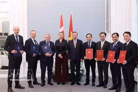 Le secrétaire général du Parti communiste du Vietnam et président de la République, Tô Lâm, et la Première ministre danoise, Mette Frederiksen, ainsi que les délégués vietnamien et danois. Photo: VNA