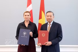 Le secrétaire général du Parti communiste du Vietnam et président de la République, Tô Lâm (droite) et la Première ministre danoise, Mette Frederiksen. Photo: VNA
