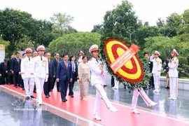 Le président Min Aung Hlaing, son épouse et la délégation de haut niveau du Myanmar déposent une gerbe et rendu hommage au Monument aux Héros morts pour la Patrie, rue Bac Son, à Hanoï. Photo: VNA