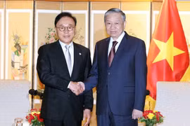 Le secrétaire général du Parti communiste du Vietnam (PCV), Tô Lâm (droite), et l’ancien consul honoraire du Vietnam à Busan, Park Soo Kwan, un ami sincère du peuple vietnamien. Photo: VNA