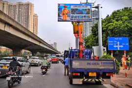 Installés sur les principaux axes routiers et carrefours de la capitale, ces panneaux diffuseront en temps réel des informations sur les embouteillages, les accidents... Photo: VNA