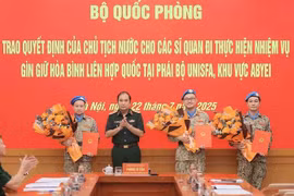Cérémonie de remise de décisions présidentielles à trois officiers déployés auprès de la FISNUA. Photo: VNA