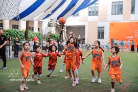 L’école primaire Marie Curie II, située dans le quartier de Kiến Hưng à Hanoï, a organisé un tournoi de basket-ball réunissant de nombreux élèves, contribuant ainsi à promouvoir l’activité physique et à améliorer la santé en milieu scolaire. Photo : VNA