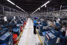 La société SUNJIN AT&C VINA Co., Ltd., implantée dans la zone économique de Chan May – Lang Co, dans la ville de Huê, est une entreprise à 100 % de capitaux sud-coréens spécialisée dans la fabrication de produits en maille destinés à l’exportation. Photo: VNA