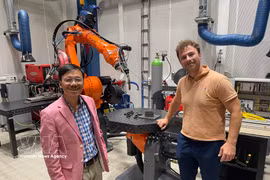 Le professeur associé Vu Viêt Hung, de la Faculté de génie mécanique et aérospatial du Collège militaire royal du Canada (gauche). Photo: VNA