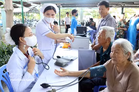 L'équipe médicale de de la province de Khanh Hoa assure des consultations médicales au profit des personnes âgées. Photo: VNA