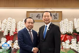 Le ministre des Sciences et des Technologies, Vu Hai Quan (gauche), et le ministre japonais des Affaires intérieures et des Communications, Fujii Hisayuki. Photo: VNA