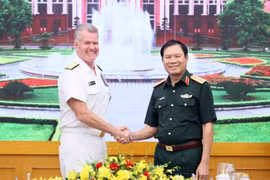 Le général Nguyen Tan Cuong (à droite), chef d’état-major général de l’Armée populaire du Vietnam, et l’amiral Samuel Paparo, commandant du Commandement américain du Pacifique. Photo : VNA