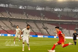 L'attaquant Nguyên Dinh Bac (Maillot rouge). Photo: VNA