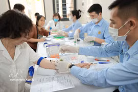 Examens de santé périodiques au quartier de Bach Mai, à Hanoi. Photo: VNA
