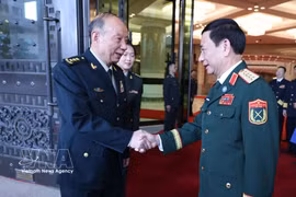Le général Phan Van Giang, vice-Premier ministre et ministre de la Défense (droite) et e général de corps d’armée Zhang Shengmin, vice-président de la Commission militaire centrale de Chine. Photo : VNA