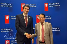 Le général de corps d’armée Lê Quôc Hung, vice-ministre vietnamien de la Sécurité publique (droite) et Adam Šimice, vice-ministre tchèque de la Justice chargé des affaires internationales, du droit européen, à Prague en octobre 2026. Photo: VNA