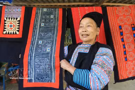 Dans la commune de Pa Co, province de Phu Tho, les femmes Hmong perpétuent l’art du tissage traditionnel tout en développant la commercialisation de leurs créations, qui leur procurent des revenus et contribuent à préserver l’identité culturelle de leur communauté. Photo: VNA