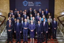 Le général Luong Tam Quang, ministre de la Sécurité publique, et les délégués au Sommet sur la sécurité des frontières à Londres, au Royaume-Uni. Photo: VNA