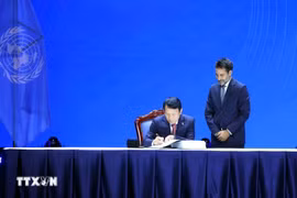Le ministre vietnamien de la Sécurité publique, Luong Tam Quang, signe la Convention des Nations Unies contre la cybercriminalité. Photo: VNA