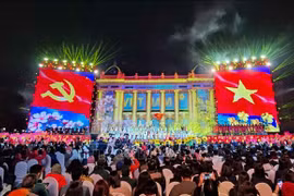 Le programme artistique « 95 ans - La lumière éclaire le chemin », tenu sur la place de la Révolution d'Août à Hanoï, à l'occasion du 95ᵉ anniversaire de la fondation du Parti communiste du Vietnam (PCV). Photo: VNA