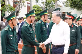 Le secrétaire général du Parti Tô Lâm et des cadres et soldats du poste de garde-frontière d’Ea H’Leo, dans la province de Dak Lak. Photo: VNA