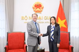 La vice-ministre des Affaires étrangères, Nguyen Minh Hang, et John Goyer, vice-président de la Chambre de commerce des États-Unis (USCC), chargé de l’Asie du Sud-Est et de l’Océanie. Photo: Le ministère vietnamien des Affaires étrangères