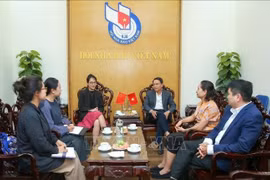 Le vice-président permanent de l’AJV, Nguyên Duc Loi (droite) et Wang Huan, responsable des réseaux sociaux au Centre de coopération internationale du Groupe du Quotidien du Yunnan. Photo: VNA