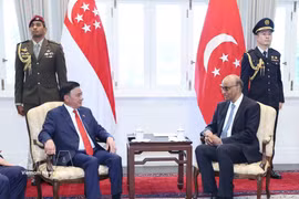 Le membre du Bureau politique et permanent du Secrétariat du Comité central du Parti communiste du Vietnam, Trân Câm Tu (gauche), et le président singapourien Tharman Shanmugaratnam. Photo: VNA