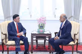Le permanent du Secrétariat du Comité central du Parti communiste du Vietnam, Trân Câm Tu (gauche), et le ministre coordinateur de la Sécurité nationale et ministre de l'Intérieur de Singapour K. Shanmugam. Photo: VNA