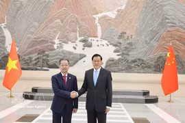 Nguyên Van Quang, secrétaire du Comité central du Parti, président de la Cour populaire suprême du Vietnam (gauche) et Ying Yong, secrétaire du Comité du Parti et procureur général du Parquet populaire suprême de Chine. Photo: VNA
