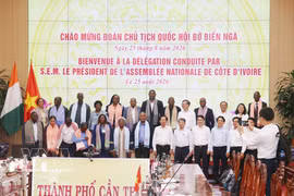 Le président de l’Assemblée nationale ivoirienne, Patrick Achi et les dirigeants de la ville de Cân Tho. Photo: VNA