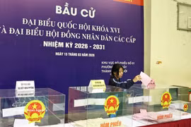 Des étudiants déposent leur bulletin de vote pour élire les députés de la 16ᵉ législature de l’Assemblée nationale du Vietnam et les membres des conseils populaires à tous les niveaux pour le mandat 2026-2031. Photo: VNA