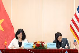 La ministre de la Santé Dao Hông Lan (gauche) et l'ambassadrice des Etats-Unis au Vietnam, Jennifer McNamara Wick. Photo: Ambassade des Etats-Unis au Vietnam