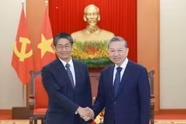 Le secrétaire général du Parti, Tô Lâm (droite) et l'ambassadeur du Japon au Vietnam, Ito Naoki. Photo: VNA