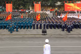 Entraînement militaire concentré à Dông Nai en préparation du défilé des 50 ans de la Réunification nationale. Photo: VNA