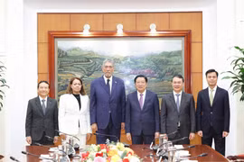 Phan Dinh Trac, membre du Bureau politique, secrétaire du Comité central du Parti communiste du Vietnam (PCV) et chef de la Commission des affaires intérieures du Comité central, et la délégation du Mouvement de la Gauche Unie (MIU) de la République dominicaine, conduite par son secrétaire général, Miguel Mejía. Photo: VNA