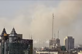 De la fumée s'élève d'un quartier résidentiel après une forte explosion à Téhéran, en Iran, le 28 février 2026. Photo: Anadolu Agency/VNA