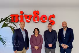 L’ambassadrice du Vietnam en Grèce, Pham Thi Thu Huong, et les représentants des deux grandes entreprises grecques de transformation alimentaire, Nitsiakos et Pindos. Photo: VNA