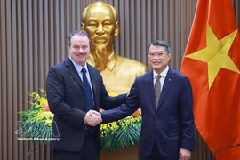 Le Premier ministre Lê Minh Hung (droite) et l’ambassadeur Rick Switzer, chef adjoint du représentant américain au Commerce (USTR). Photo: VNA